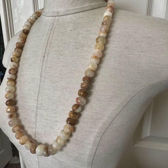 Calcite beaded long necklace - Picture 9 of 9